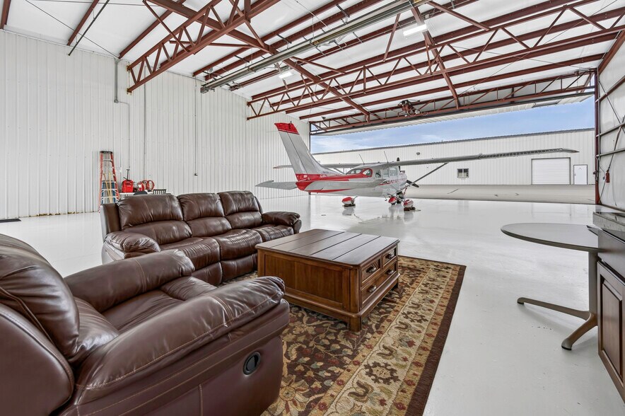 More Photos Of 7161 S Peoria St, Englewood Airplane Hangar For Sale