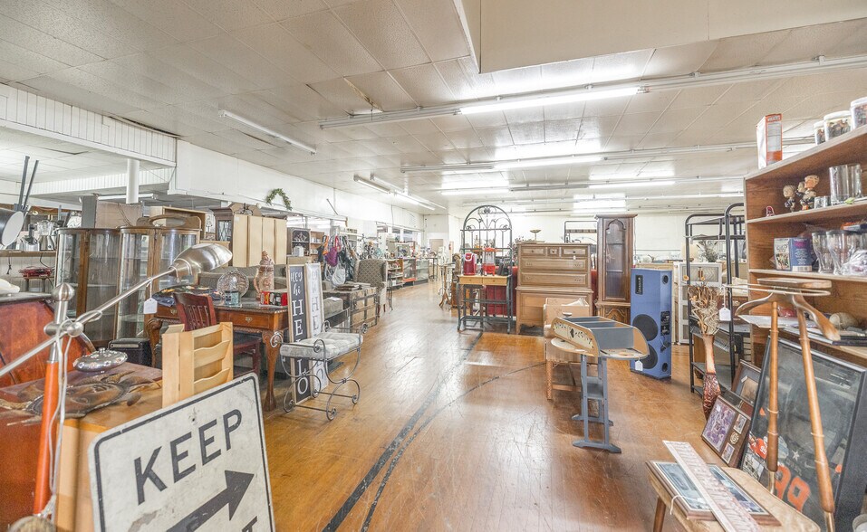 More Photos Of 600 W Commercial St, Lebanon Department Store For Sale