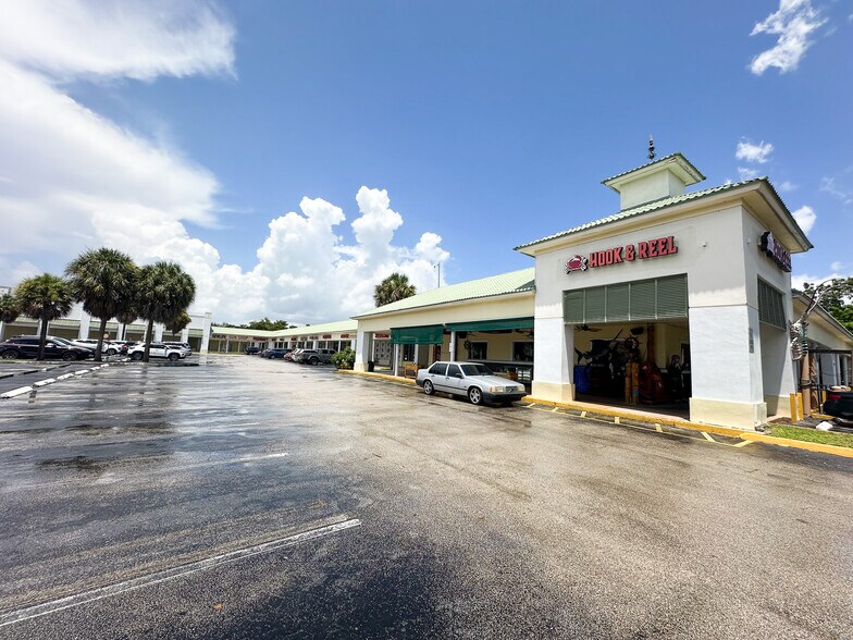 More Photos Of 7841-7899 Pines Blvd, Pembroke Pines Supermarket For Sale