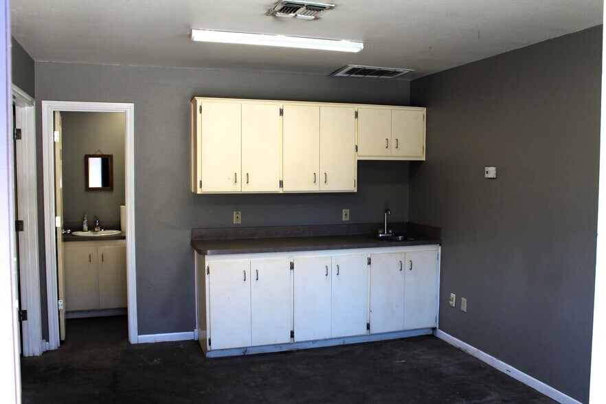 More Photos Of 1810 Barnett Dr, Weatherford Warehouse For Lease