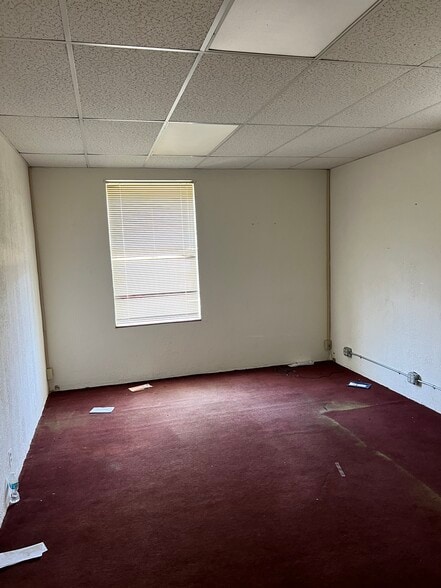 More Photos Of 204 N Alamo Blvd, Marshall Flex For Sale