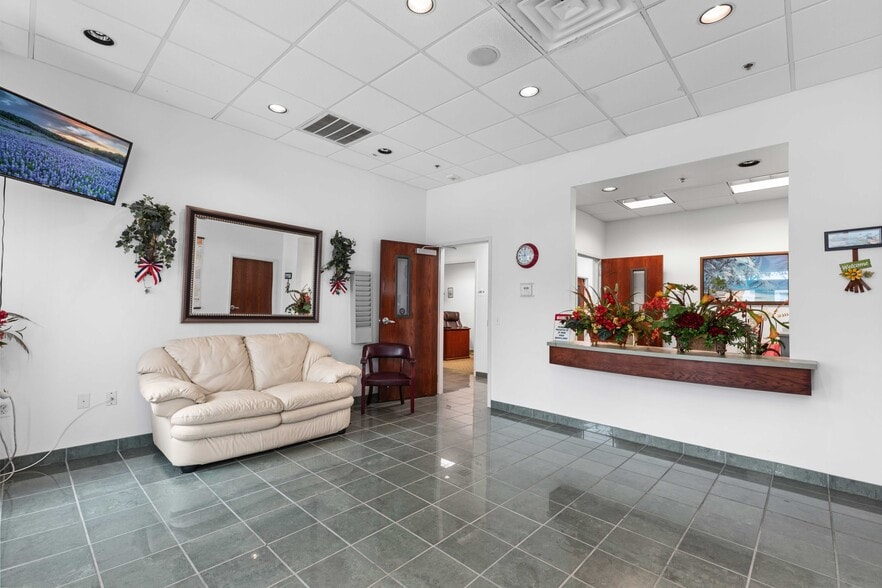 More Photos Of 202 N Texas Ave, Webster Medical For Lease