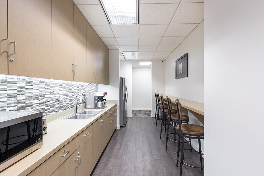 More Photos Of 355 S Grand Ave, Los Angeles Coworking Space