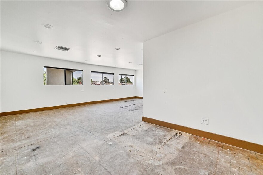 More Photos Of 19709 Ventura Blvd, Woodland Hills Office For Sale