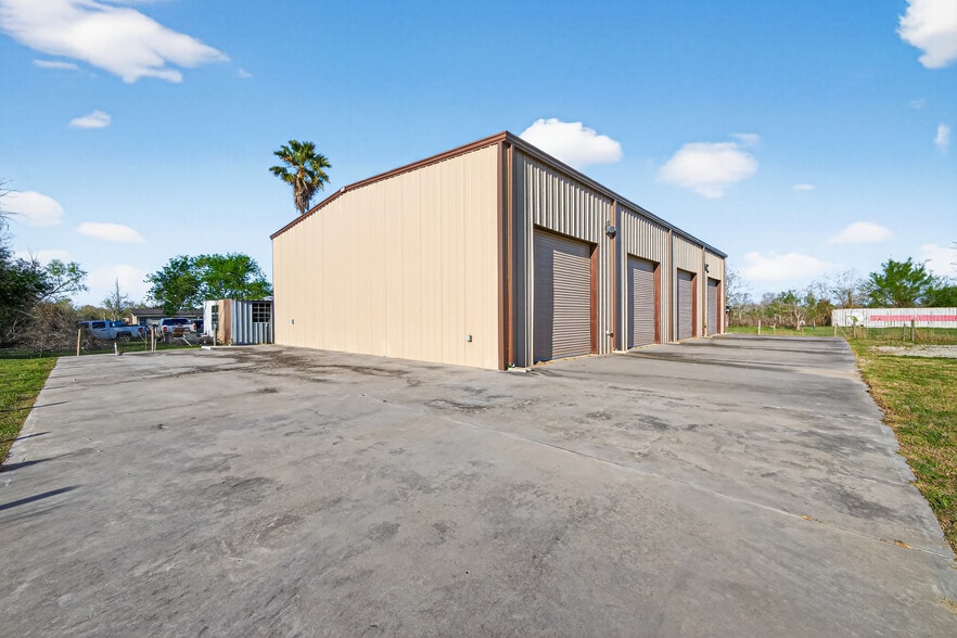 More Photos Of 5901 County Road 675B, Rosharon Warehouse For Lease