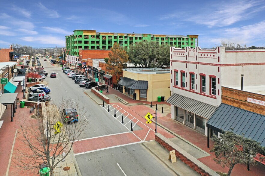 More Photos Of 150 W Main St, Lewisville Bar For Lease