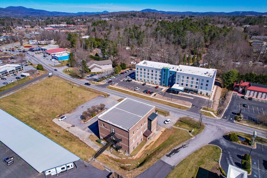 More Photos Of 135 Sugarloaf Rd, Hendersonville Freestanding For Sale