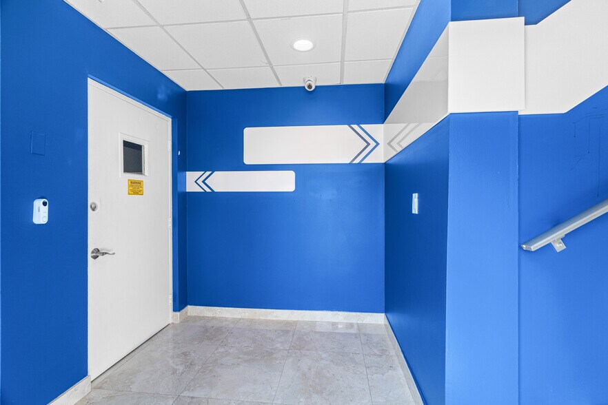 More Photos Of 2741 W 76th St, Hialeah Warehouse For Lease