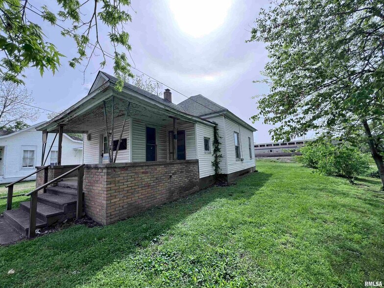 More Photos Of 406 S Washington St, Carbondale Specialty For Sale