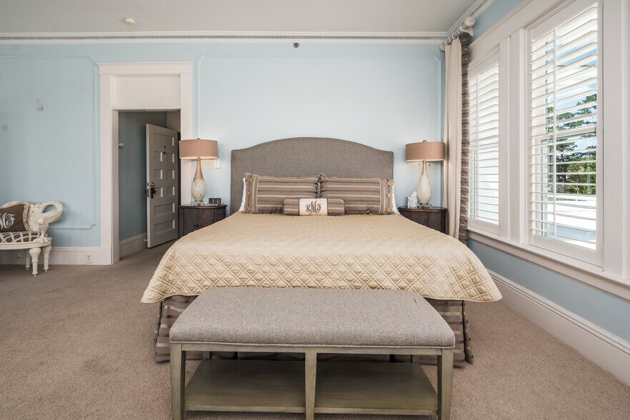 More Photos Of 738 E Main St, Belhaven Hotel For Sale