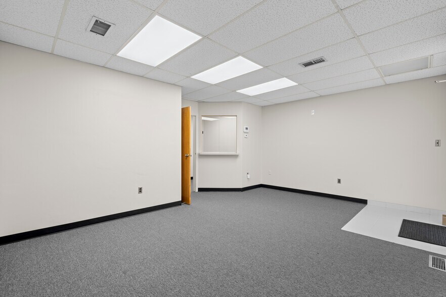 More Photos Of 961-971 Oakwood Dr, Rochester Medical For Lease