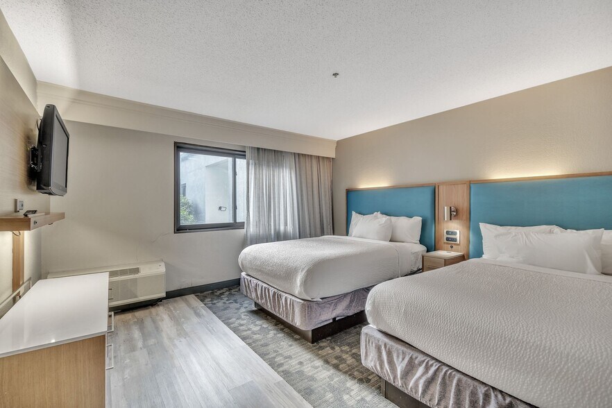 More Photos Of 1917 Coliseum Dr, Hampton Hotel For Sale
