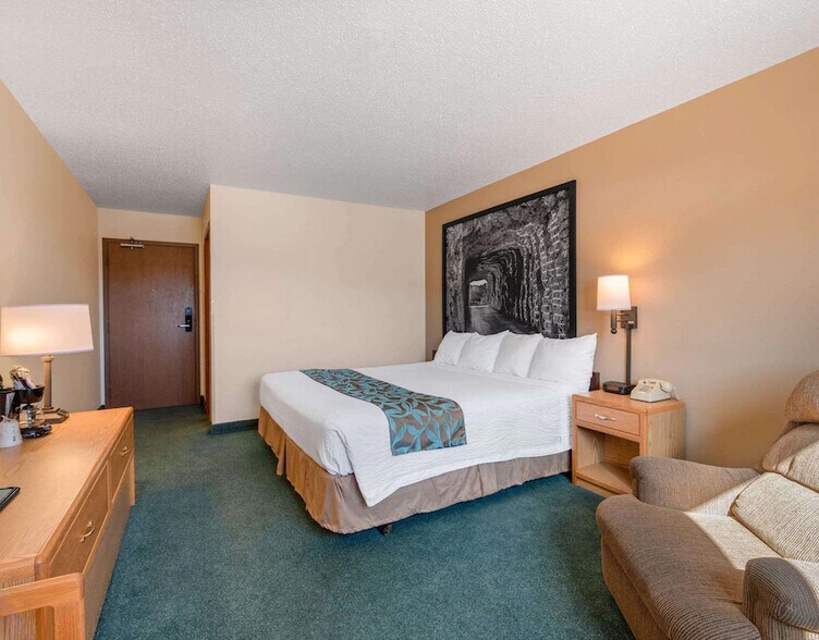 More Photos Of 109 Main St, Hill City Hotel For Sale