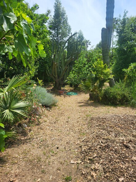 More Photos Of 18552 Erwin St, Tarzana Land For Lease