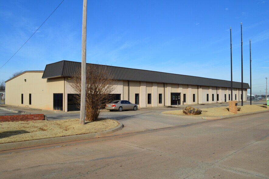 More Photos Of 8317 Gateway Ter, Oklahoma City Showroom For Sale