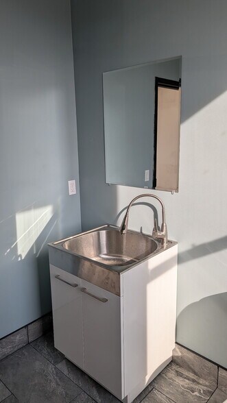More Photos Of 57 Plainfield Ave, Bedford Hills Warehouse For Lease