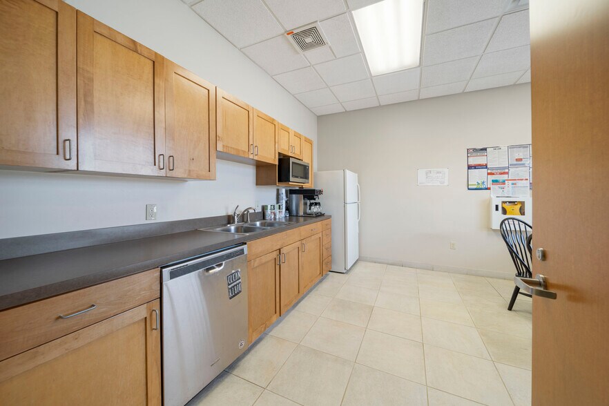 More Photos Of 7447 Riverside Pky, Tulsa Bank For Lease