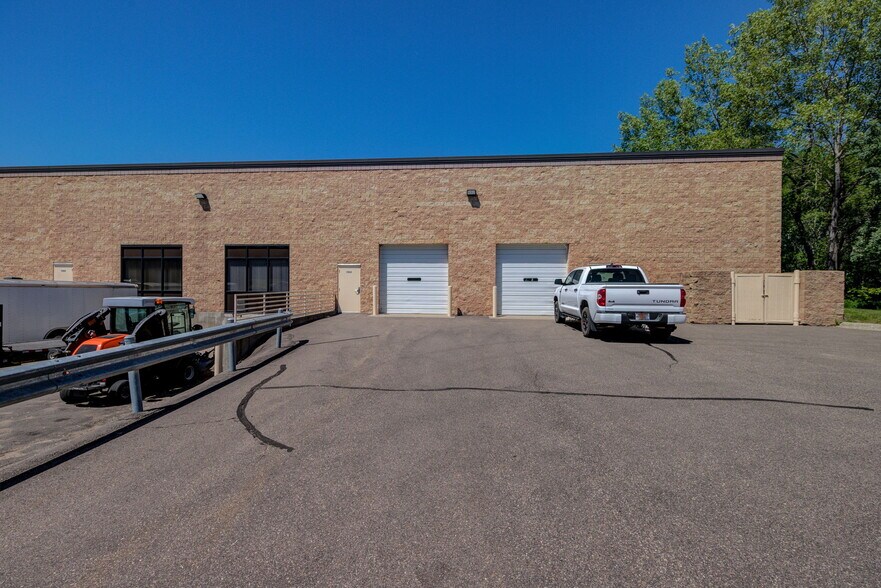 More Photos Of 7002-7018 N 6th St, Oakdale Light Manufacturing For Lease