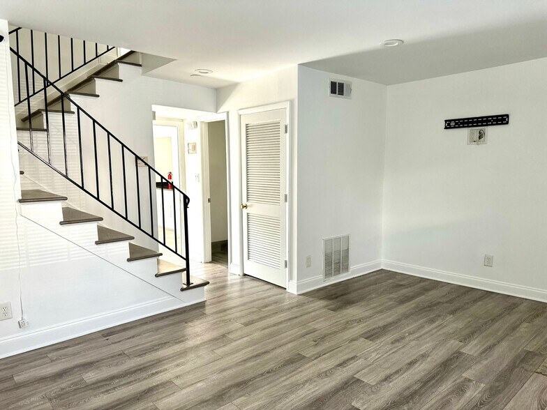 More Photos Of 4651 Roswell Rd NE, Atlanta Office Residential For Lease