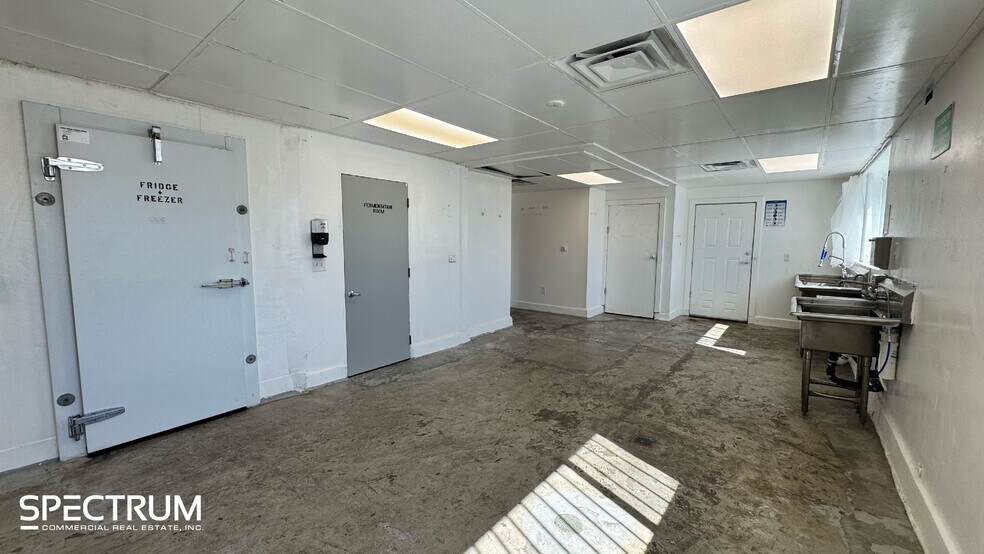More Photos Of 8150-8166 Orion Ave, Van Nuys Warehouse For Lease