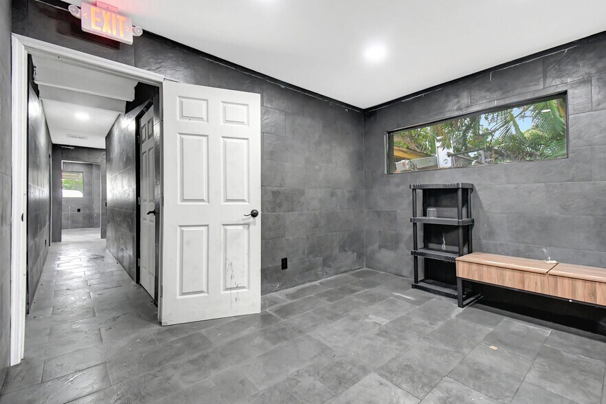 More Photos Of 2160 NW 24th St, Fort Lauderdale Auto Dealership For Sale