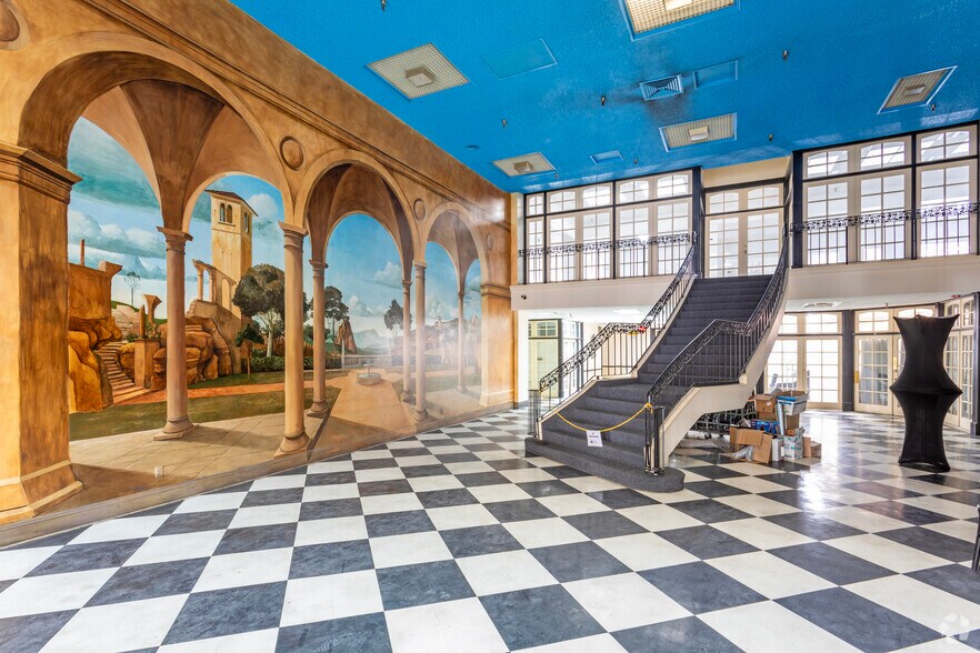 More Photos Of 2014 Tulare St, Fresno Office For Lease