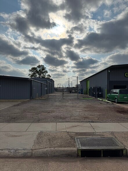 More Photos Of 1117 Joseph St, Shreveport Flex For Lease