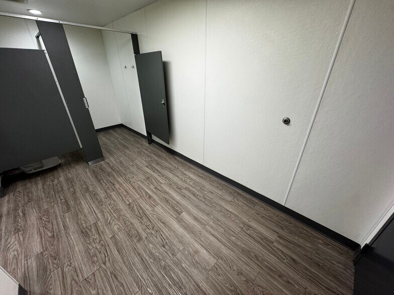 More Photos Of 1520 Hannah Ave, Forest Park Flex For Lease