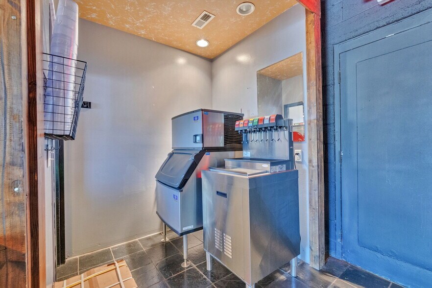 More Photos Of 401 E Myrtle, Johnson City Freestanding For Sale