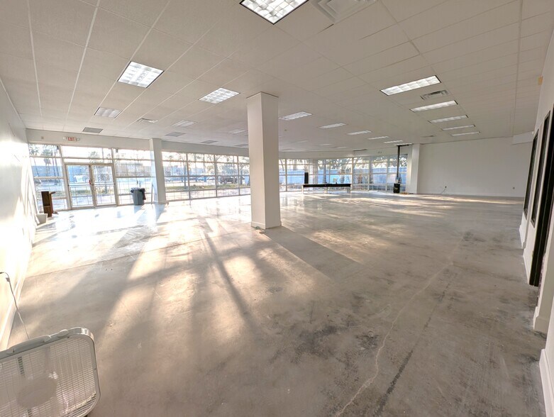 More Photos Of 901 N Missouri Ave, Largo Freestanding For Lease