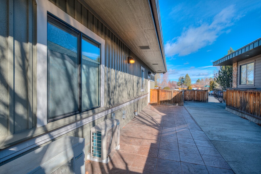 More Photos Of 2464 SW Glacier Pl, Redmond Office For Sale