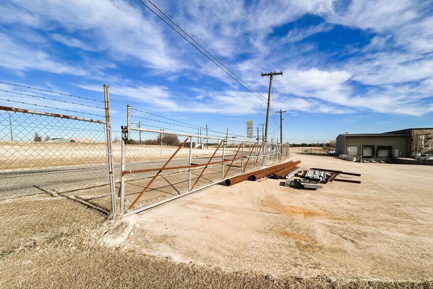 More Photos Of 1916 Gallagher Dr, Sherman Warehouse For Sale