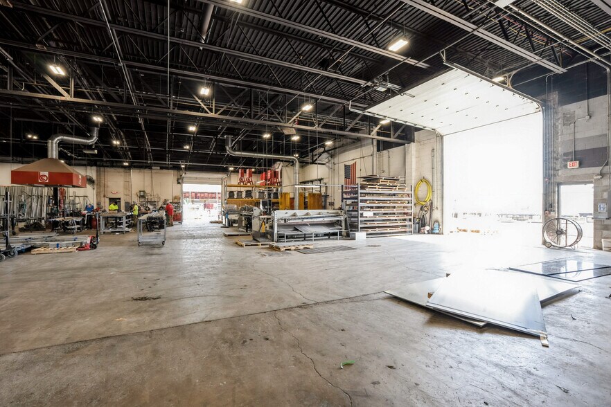More Photos Of 2301 Fleur Dr, Des Moines Warehouse For Lease