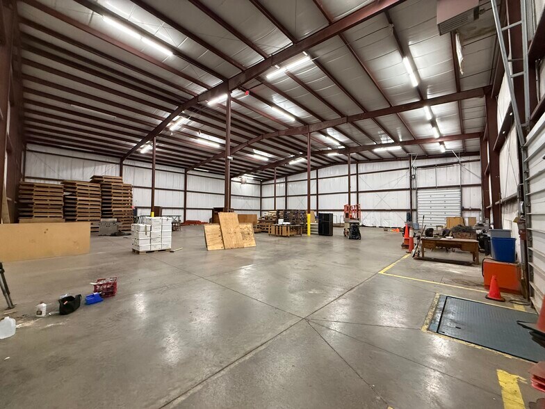 More Photos Of 5699 Maelou Dr, Hamburg Warehouse For Lease