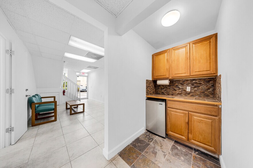 More Photos Of 7452-7466 SW 48th St, Miami Warehouse For Sale