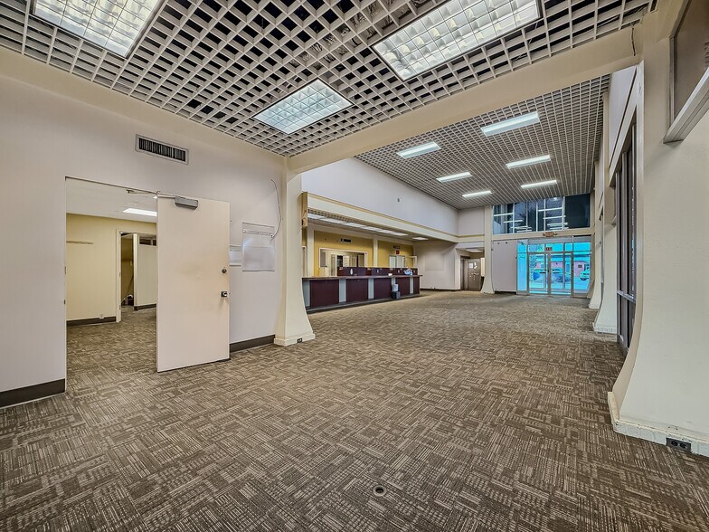 More Photos Of 1031 US Highway 181, Portland Bank For Lease