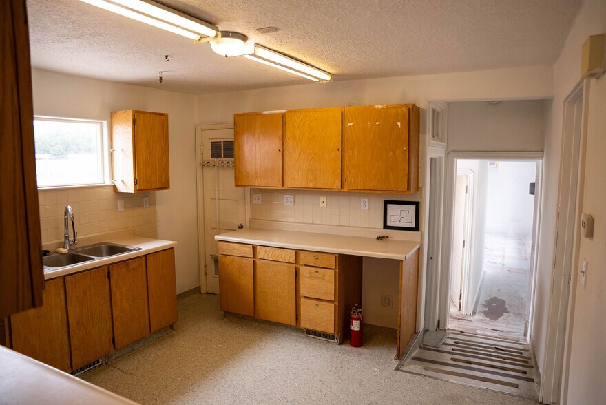 More Photos Of 1545 W State St, Hurricane Veterinarian Kennel For Lease