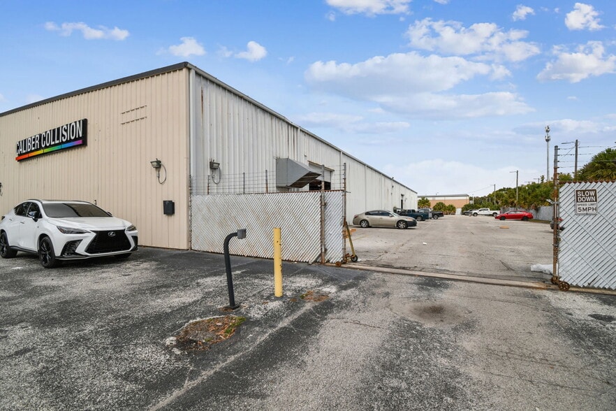 More Photos Of 4811 W Sligh Ave, Tampa Warehouse For Sale