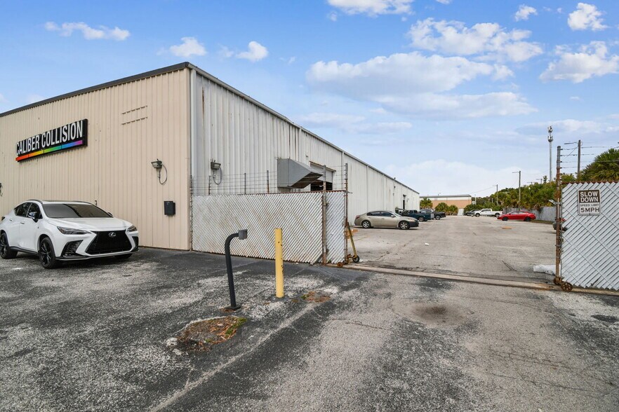 More Photos Of 4811 W Sligh Ave, Tampa Warehouse For Lease