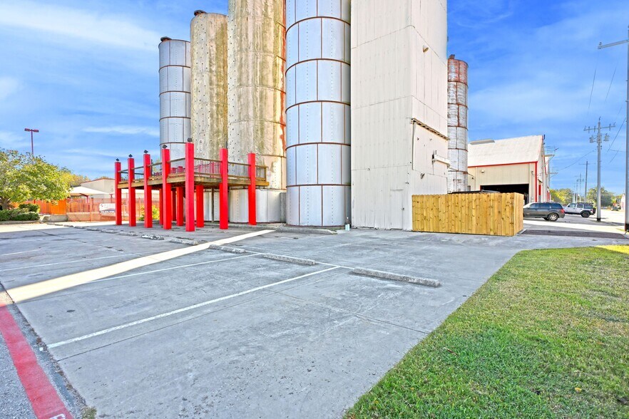 More Photos Of 1123 Bowie St, Seguin Warehouse For Sale