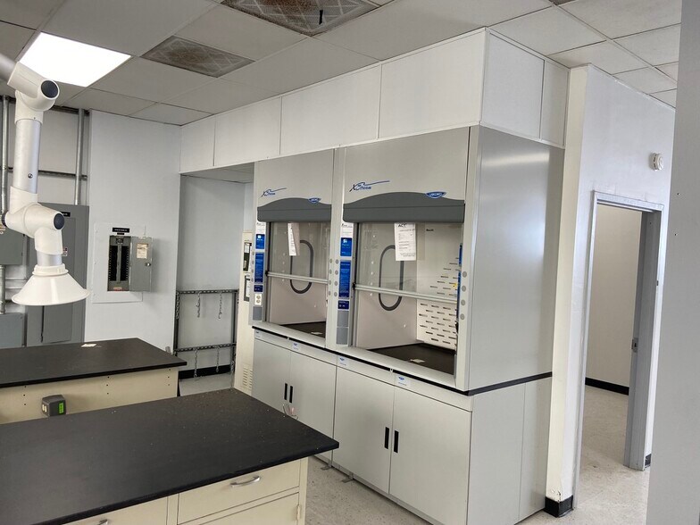 More Photos Of 5701-5703 Hollis St, Emeryville Warehouse For Lease