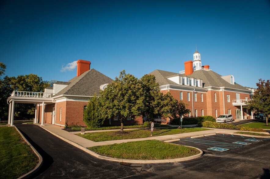 More Photos Of 1650 W Oak St, Zionsville Medical For Lease