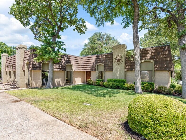 Primary Photo Of 2020 W Northwest Hwy, Grapevine Office For Lease