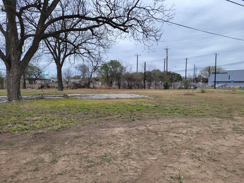 More Photos Of 942 Quintana Rd, San Antonio Land For Lease