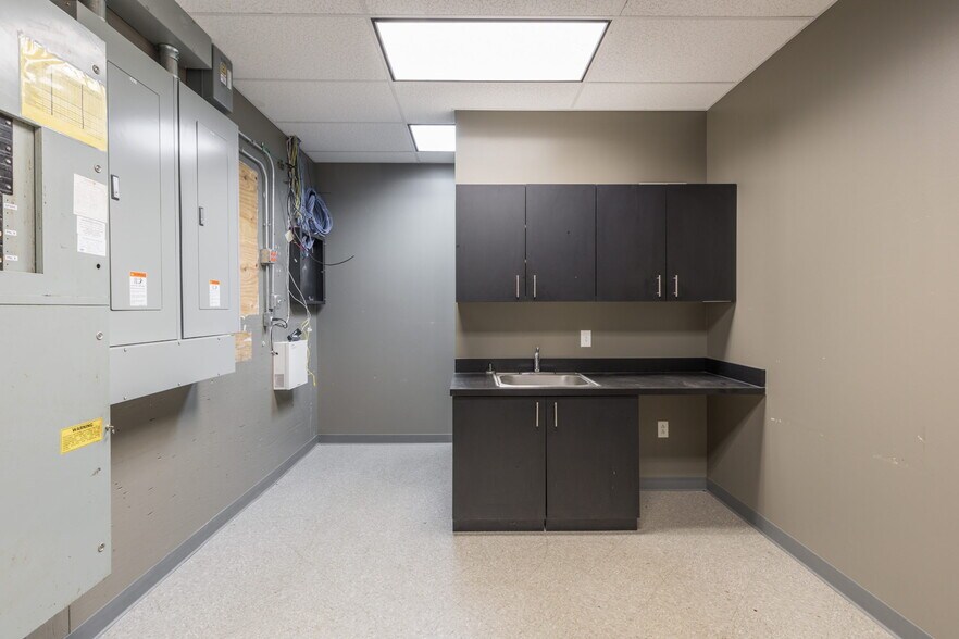 More Photos Of 9998 Gravois Rd, Saint Louis Freestanding For Lease