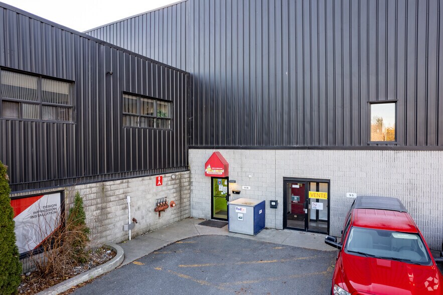 More Photos Of 89-95 Boul des Entreprises, Boisbriand Warehouse For Lease