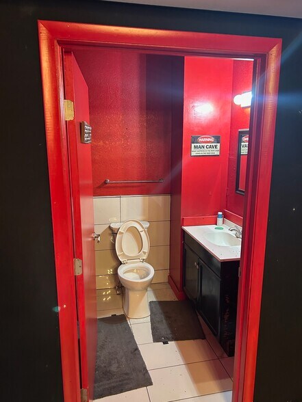 More Photos Of 1805 S Powerline Rd, Deerfield Beach Warehouse For Lease