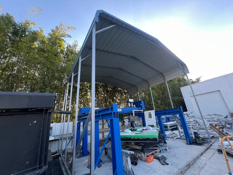 More Photos Of 7704 W Hillsborough Ave, Tampa Warehouse For Lease