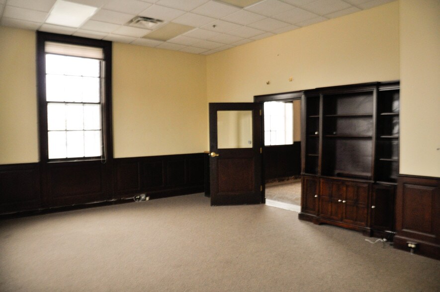 More Photos Of 106 W Wilson St, Batavia Office For Lease