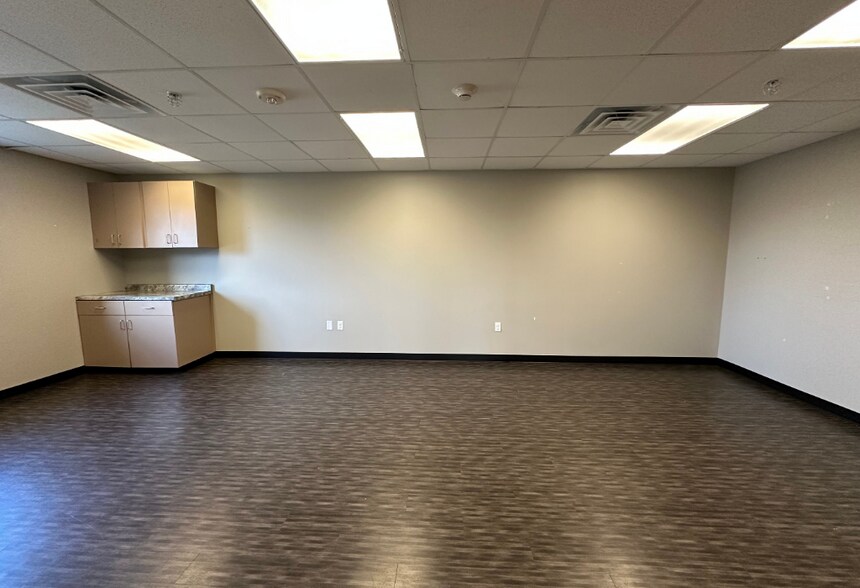 More Photos Of 711 N Lake Ave, Sioux Falls Office For Sale